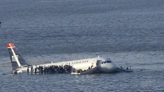 Los pasajeros aguardan sobre el ala a ser rescatados