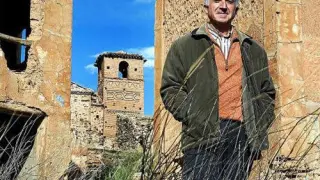 Santiago Gimeno, delante de la torre mudéjar de la iglesia de Villanueva de Jalón (Zaragoza)