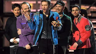 El grupo Coldplay 'copió' la vistosa indumentaria de los Beatles