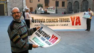 José Polo, portavoz de Teruel Existe, y otros miembros de la plataforma, preparan los carteles.