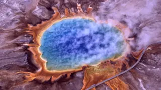 Zona de aguas termales del parque de Yellowstone (EE. UU.). Los termófilos que allí viven producen algunos de los vivos colores que se ven en esta imagen aérea