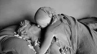 El beso de dos figuras de una estatua funeraria en el cementerio de Milán, 2005.