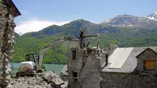 Saqués derriba el último edificio antes de iniciar la reconstrucción del pueblo