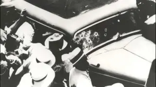 Una multitud congregada alrededor del sedan de los famosos fugitivos Bonnie Parker y Clyde Barrow, después de la emboscada que acabó con sus vidas en 1934