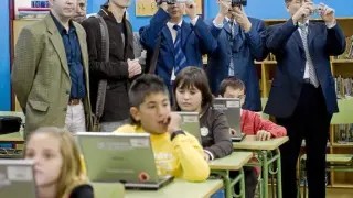 Alumnos aragoneses utilizando pizarras digitales.