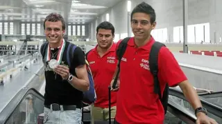 Alberto Gavaldá ayer con la medalla, junto a los también atletas David Ruiz y Víctor Puyuelo.