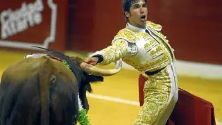 Cayetano Rivera se encara a uno de sus toros durante la reciente corrida de Atarfe (Granada).