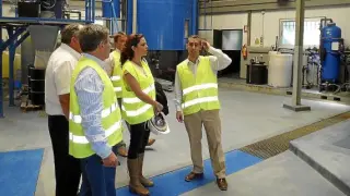 Autoridades y técnicos, en la visita ayer a la planta depuradora del actual vertedero de Bailín.
