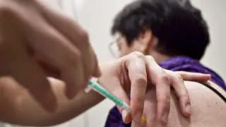 La vacuna del virus del papiloma humano se extiende a los varones
