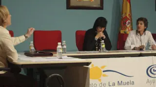 Marisol Aured, a la izquierda, se dirige a la alcaldesa María Victoria Pinilla, a la derecha.