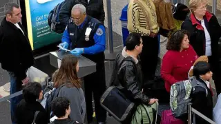 Un agente identifica a los pasajeros, ayer, en el aeropuerto Ronald Reagan de Washington.