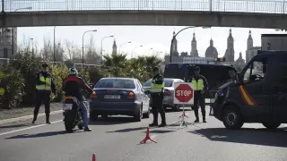 Agentes de la Unidad de Intervención Policial, ayer, en un control a la entrada de Zaragoza.