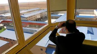 Un funcionario vigila desde la torre las instalaciones del centro penitenciario de Zuera.