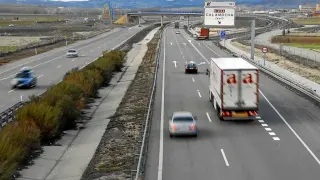 En la fotografía tomada ayer, tramo de la autovía Mudéjar en el que fueron detectados los dos vehículos a 240 kilómetros por hora