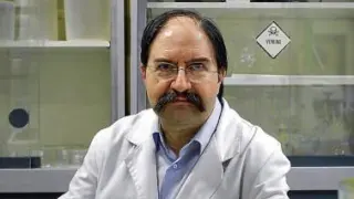 El catedrático Miguel Calvo, en la Facultad de Veterinaria