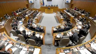 De los 67 diputados de las Cortes de Aragón, 57 tienen dedicación exclusiva.