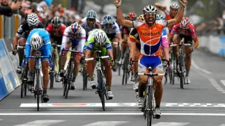 Freire, desbordado de alegría, cruza la meta y consigue al sprint su tercera Milán-San Remo.
