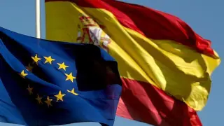 Las banderas de la UE y España ondean en la madrleña plaza de Colón, en 2005.