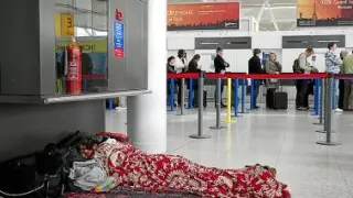 Un joven, durmiendo ayer en el aeropuerto de Stansted (Londres).
