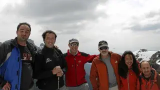 Sebastián Álvaro, el tercero por la derecha, también tuvo tiempo para subir al pico Mondoto.