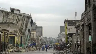 Casas derruidas en una calle de Puerto Príncipe en Haití en una foto de archivo