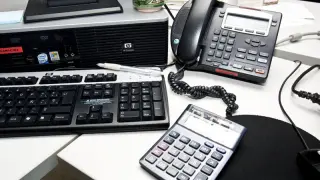 Compara la disposición de los teclados numéricos del ordenador, una calculadora y un teléfono