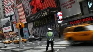 Los coches vuelven a circular por Times Square.