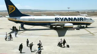 Avión de Rynair en el aeropuerto de Zaragoza.