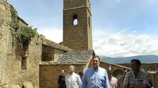 Iglesias visitó las obras de rehabilitación de Muro de Roda.