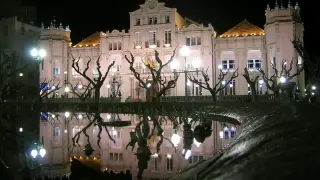 Vista nocturna del edificio del Casino de Huesca