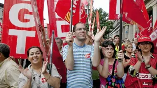 Un grupo de manifestantes aplaude durante el acto final de la marcha reivindicativa de ayer en la plaza del Pilar de Zaragoza.