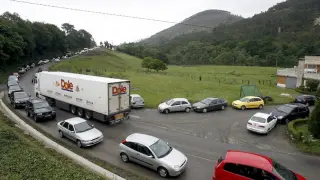 Las inundaciones en Asturias bloquean el tráfico de camiones y autobuses