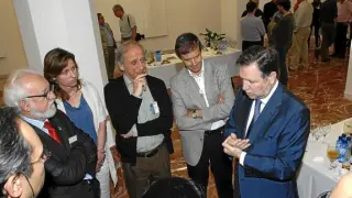 Iglesias habla con un grupo de científicos. Frente al él, Mariano Moles, director del Centro.