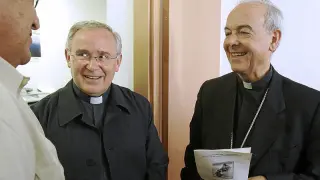 Alfonso Millán, a la derecha, junto al vicario de la diócesis oscense, Nicolás López, ayer en Huesca.