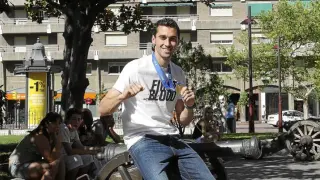Álvaro Arbeloa, posando ayer con su medalla de campeón del mundo en la glorieta de Sasera.