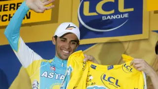 Contador recibe el maillot amarillo.