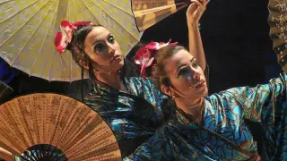 Camino Miñana, a la izquierda, caracterizada como una geisha para contar una historia sobre el lenguaje de los abanicos.