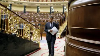 Zapatero abandona el hemiciclo tras una de sus intervenciones