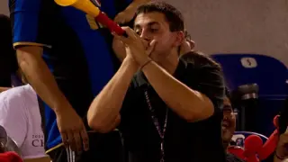 Un aficionado hace sonar una vuvuzela.