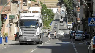 El tráfico que soporta la travesía de la N-211 en Monreal del Campo -en la foto- se desviará por la autovía que conectará la A-23 con la A-2.