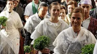 Ataviados con trajes típicos en la procesión de San Lorenzo.