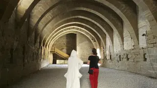 La religiosa que ejerce de guía junto a una visitante en los antiguos dormitorios de las monjas.