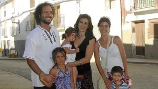 Las familias de Carolina Aldana y Gloria Berzosa -en la foto- se han instalado en Castelnou.