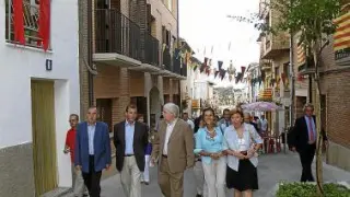 Las autoridades y las hijas de Sanz Briz recorren la calle Mayor.
