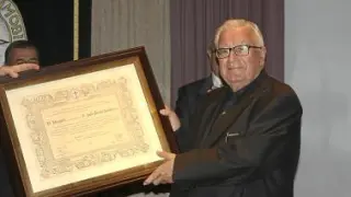 Julio Broto, recogiendo el premio Almendra de Oro.