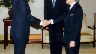 El presidente Rodríguez Zapatero estrecha la mano del emperador Akihito.