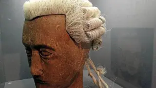 Peluca de Lord Abogado, exhibida en Barcelona en 'Art Coiffure'.