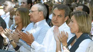 Zapatero, entre Chacón, ministra de Defensa, y Montilla, presidente de la Generalitat, ayer en Gavá.