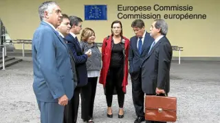 La delegación aragonesa, minutos antes de reunirse con el gabinete del comisario de la Competencia.
