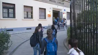 Estudiantes entrando al instituto Miguel Catalán, en Zaragoza